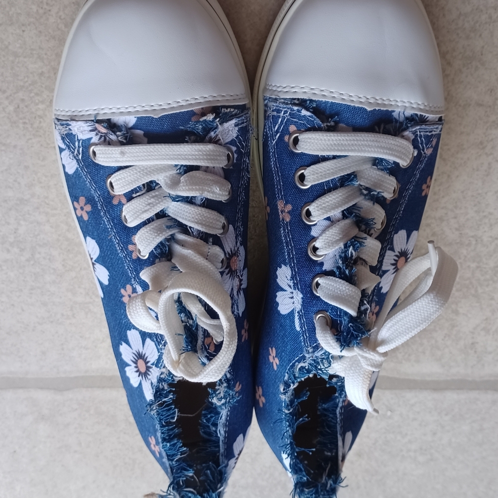 Light Blue Daisy Size 5.5 Women Sneakers  comfortable and colorful